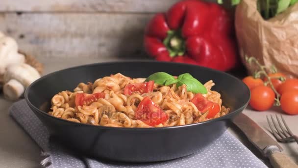 Pastas italianas con atún y albahaca — Vídeo de stock