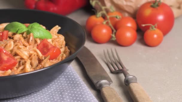 Pasta italiana con tonno e basilico — Video Stock