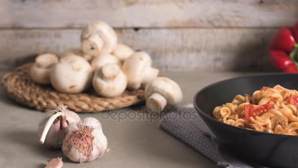 Italiaanse Pasta met tonijn en basilicum — Stockvideo