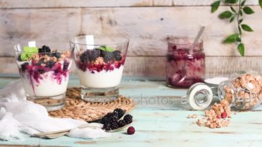 Ahududu ile yoğurt çöl