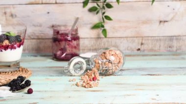 Ahududu ile yoğurt çöl