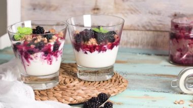 Ahududu ile yoğurt çöl