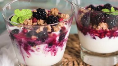 Ahududu ile yoğurt çöl