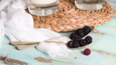 Ahududu ile yoğurt çöl