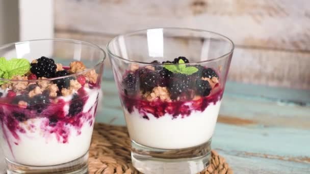 Joghurt-Dessert mit Himbeeren — Stockvideo