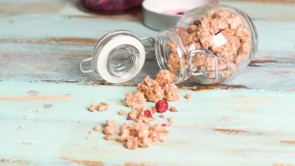 Tarro de vidrio con cereales saludables para el desayuno — Vídeo de stock