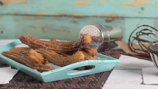 Traditionele churros met warme chocolademelk — Stockvideo