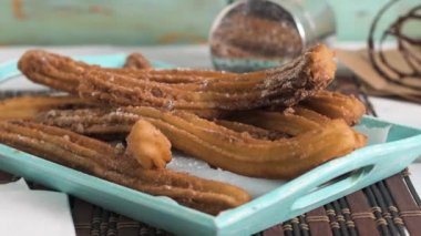 Sıcak çikolata ile geleneksel tatlıları 