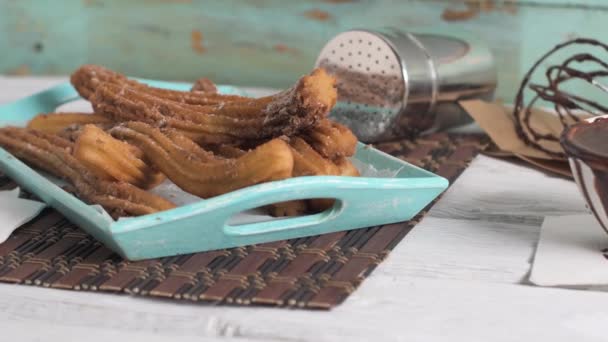 Churros tradicionales con chocolate caliente — Vídeo de stock