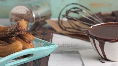 Sıcak çikolata ile geleneksel tatlıları 