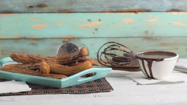 Churros tradicionais com chocolate quente — Vídeo de Stock