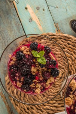 Yoğurt çöl raspbberries ile