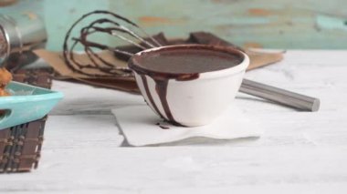 Sıcak çikolata ile geleneksel tatlıları 