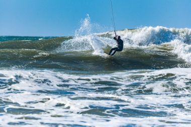 Kitesurfer binme okyanus dalgaları