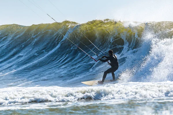 Kitesurfer cavalgando ondas oceânicas — Fotografia de Stock