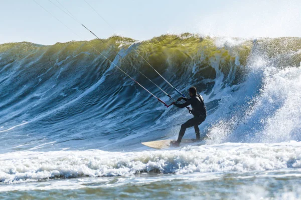 Kitesurfer 乗って海波 — ストック写真