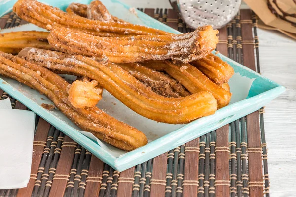 Sıcak çikolata ile geleneksel tatlıları 