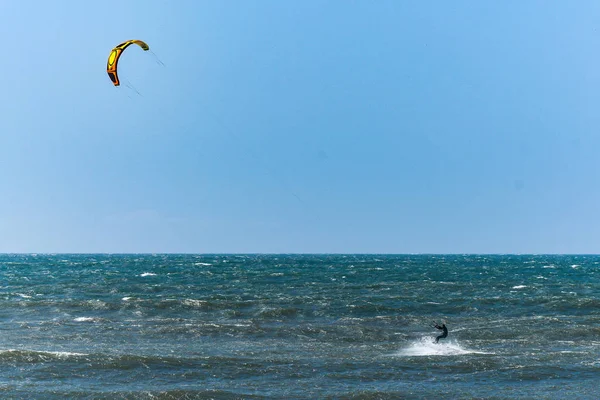 Kitesurfer 乗って海波 — ストック写真