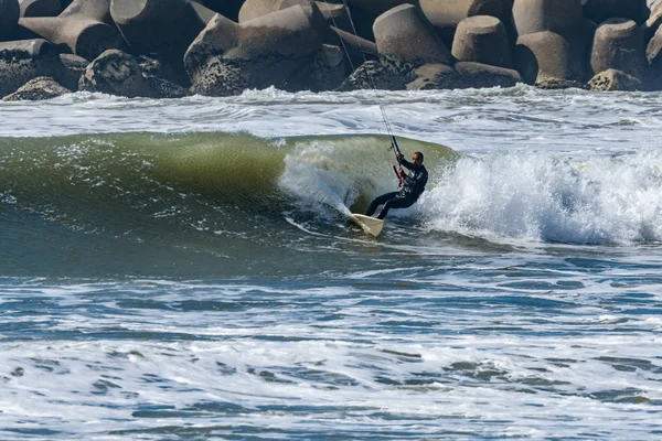 Кіцурфер їде океанськими хвилями — стокове фото
