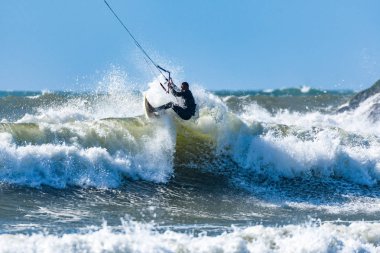 Kitesurfer binme okyanus dalgaları