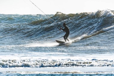 Kitesurfer binme okyanus dalgaları