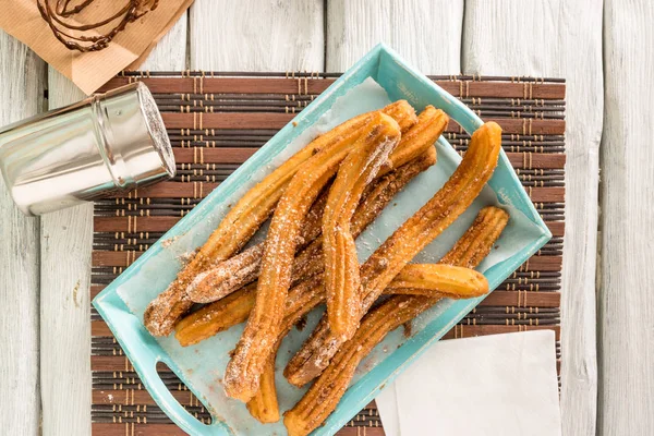 Sıcak çikolata ile geleneksel tatlıları 