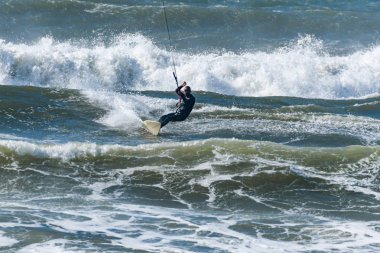 Kitesurfer binme okyanus dalgaları