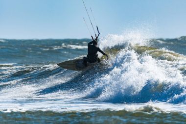 Kitesurfer binme okyanus dalgaları
