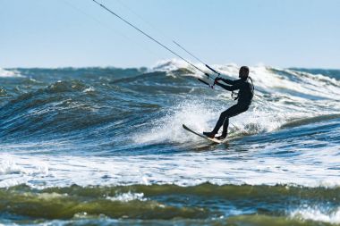 Kitesurfer binme okyanus dalgaları
