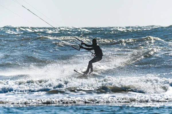 Kitesurfer riding ocean waves — Stock Photo, Image