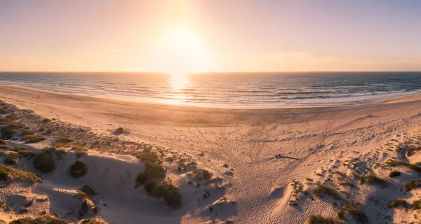 Gün batımında Beach havadan görünümü — Stok fotoğraf