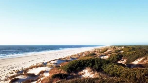 Vista aérea de la playa al atardecer — Vídeos de Stock