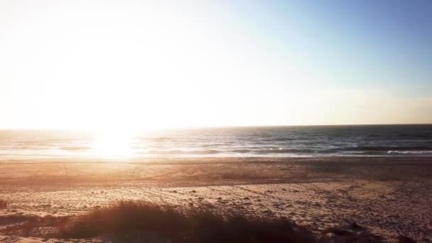 在日落海滩的鸟瞰图 — 图库视频影像