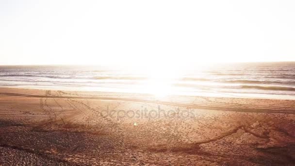 Vista aérea da praia ao pôr do sol — Vídeo de Stock