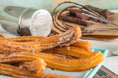 Sıcak çikolata ile geleneksel tatlıları 