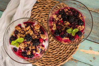 Ahududu ile yoğurt çöl