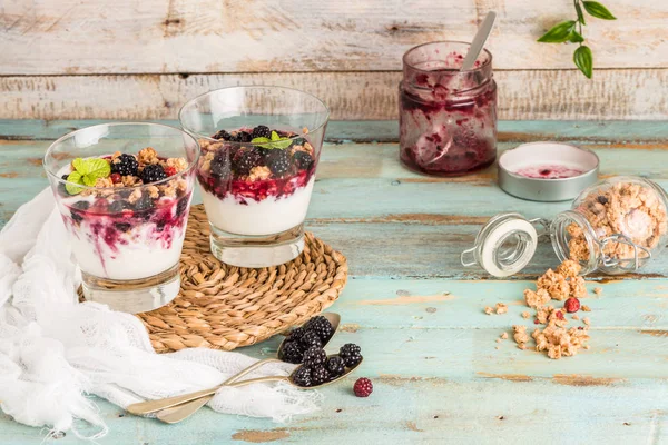 Yoghurt woestijn met frambozen — Stockfoto
