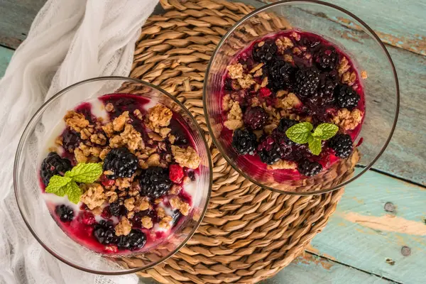 Ahududu ile yoğurt çöl