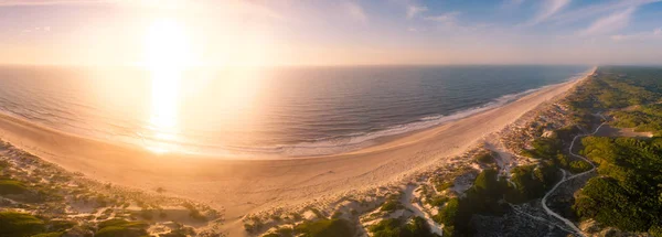 Vista aérea da praia ao pôr do sol — Fotografia de Stock