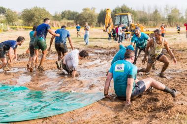 Çamur ve su için kayan sporcular