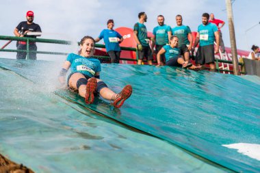 Çamur ve su için kayan sporcular