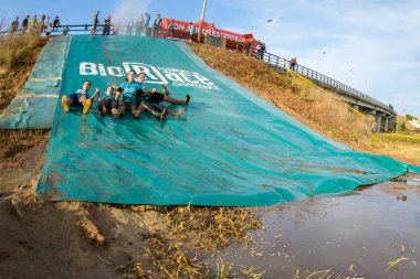 Çamur ve su için kayan sporcular