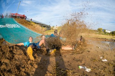 Çamur ve su için kayan sporcular