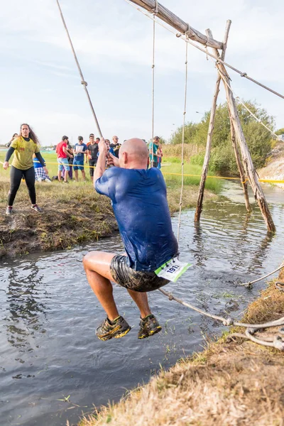 Atleta passare attraverso fango e acqua — Foto Stock