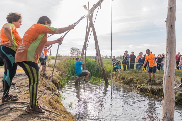 Gli atleti passano attraverso fango e acqua — Foto Stock