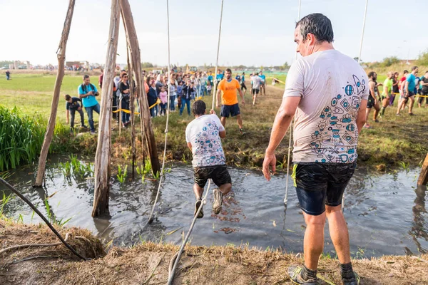 Gli atleti passano attraverso fango e acqua — Foto Stock