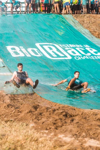 Çamur ve su için kayan sporcular