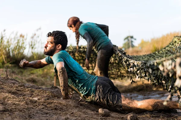 Gli atleti strisciano nel fango — Foto Stock