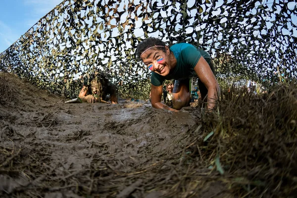 Gli atleti strisciano nel fango — Foto Stock