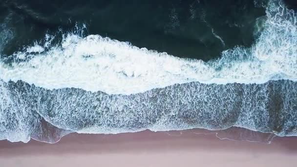 Meereswellen krachen auf Strand — Stockvideo
